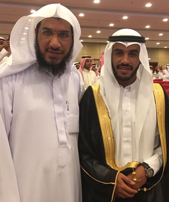 عبدالعزيز يحصل على درجة البكالوريوس في الدراسات الإسلامية